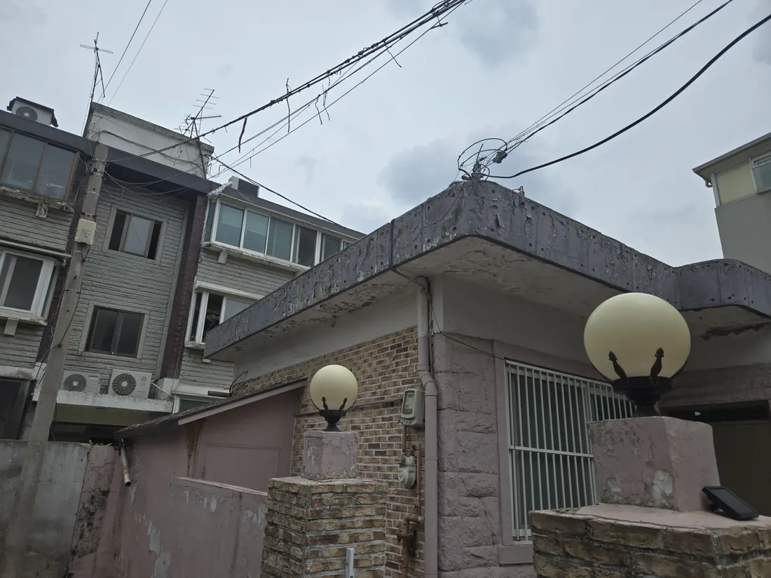 누수 균열 보수 페인트 시공 전 현장 1